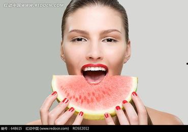 模特美女吃瓜图片欣赏,模特美女的夏日风情瞬间