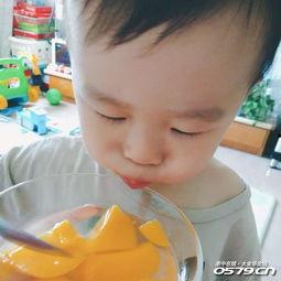 夏日吃瓜儿童写真,甜蜜瓜果映衬下的欢乐童年