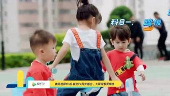 坐小板凳吃瓜,夏日休闲新风尚