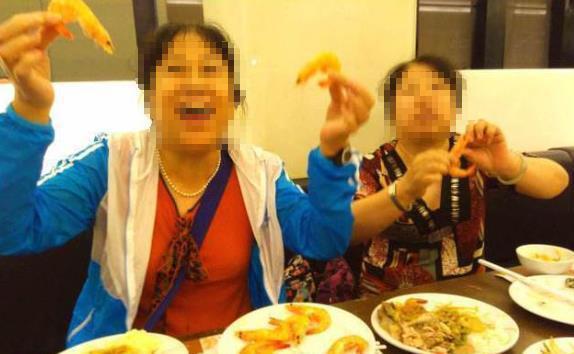 台下吃瓜大妈照片高清,高清照片里的市井百态