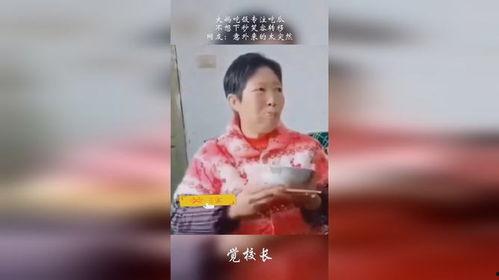 台下吃瓜大妈照片高清,高清照片里的市井百态