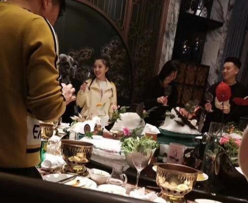 单位聚会吃瓜视频