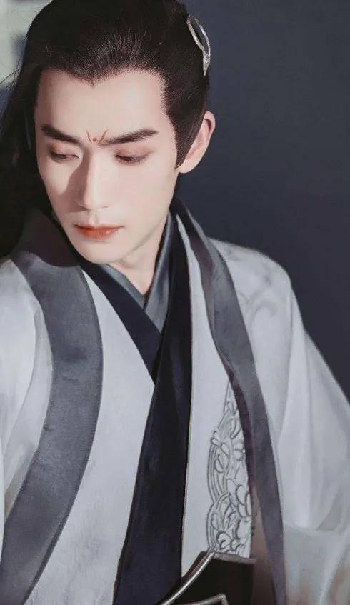 吃瓜古装美男图片,瓜田里的古装佳公子