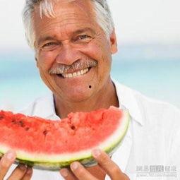 老人吃瓜图片,老人吃瓜温馨瞬间